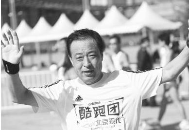 武汉48岁男子坚持33年跑步上下班