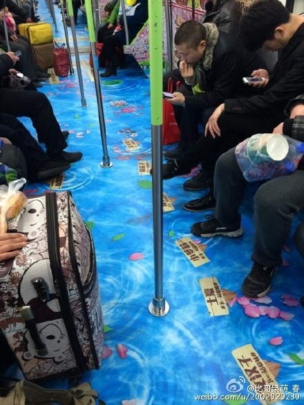 武汉首列樱花地铁正式上线 车厢变身成樱花阁