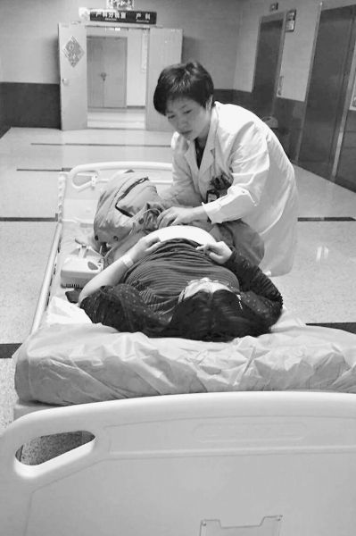 孕妇突发脐带脱垂 医生手托脐带7分钟抢出胎儿