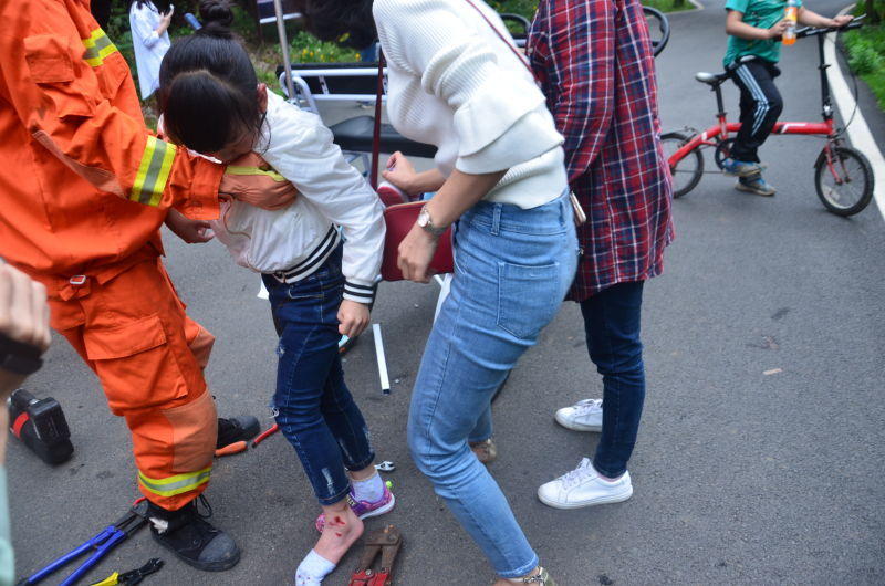 9岁女孩脚被自行车轮卡住 消防官兵急救援