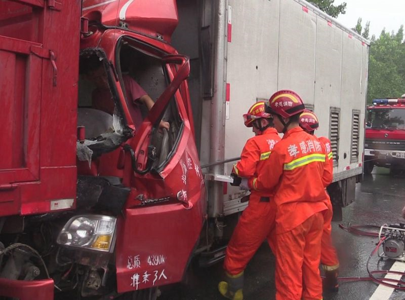 雨天路滑致高速两货车追尾 孝感消防救出被困
