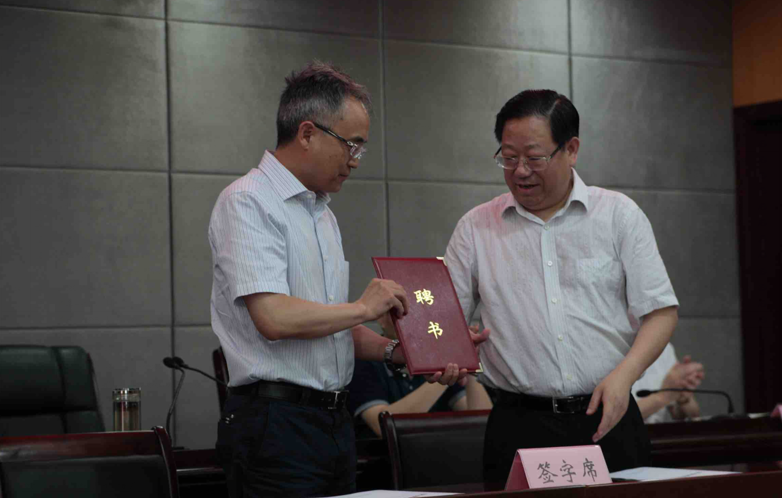 湖北省委政法委机关率先落实法律顾问和公职律