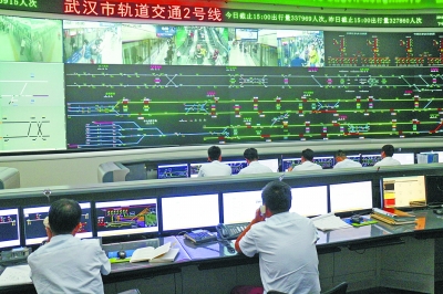 132名调度员指挥武汉地铁119列车 每天下达指