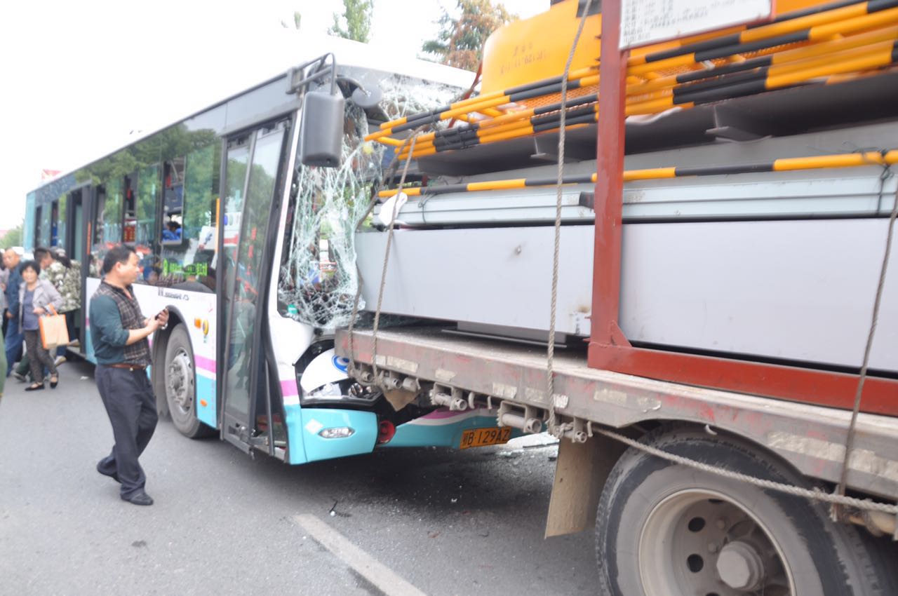 黄石一公交车与大货车相撞 至少10余名乘客受