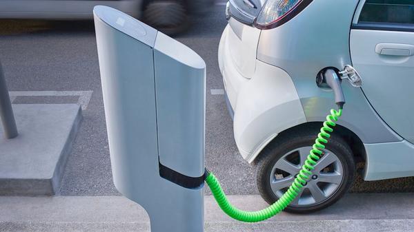 武汉上路新能源汽车逾1.4万辆 充电桩利用率不