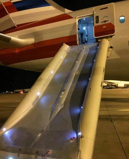 上海浦东飞美国芝加哥一飞机安全滑梯意外放出
