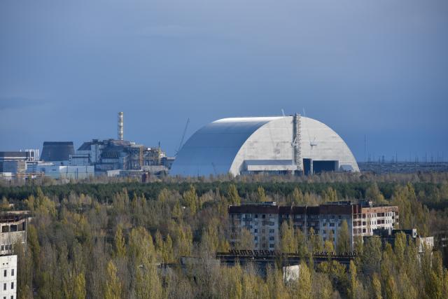 切尔诺贝利核电站罩上“金钟罩” 可防辐射100年_长江云