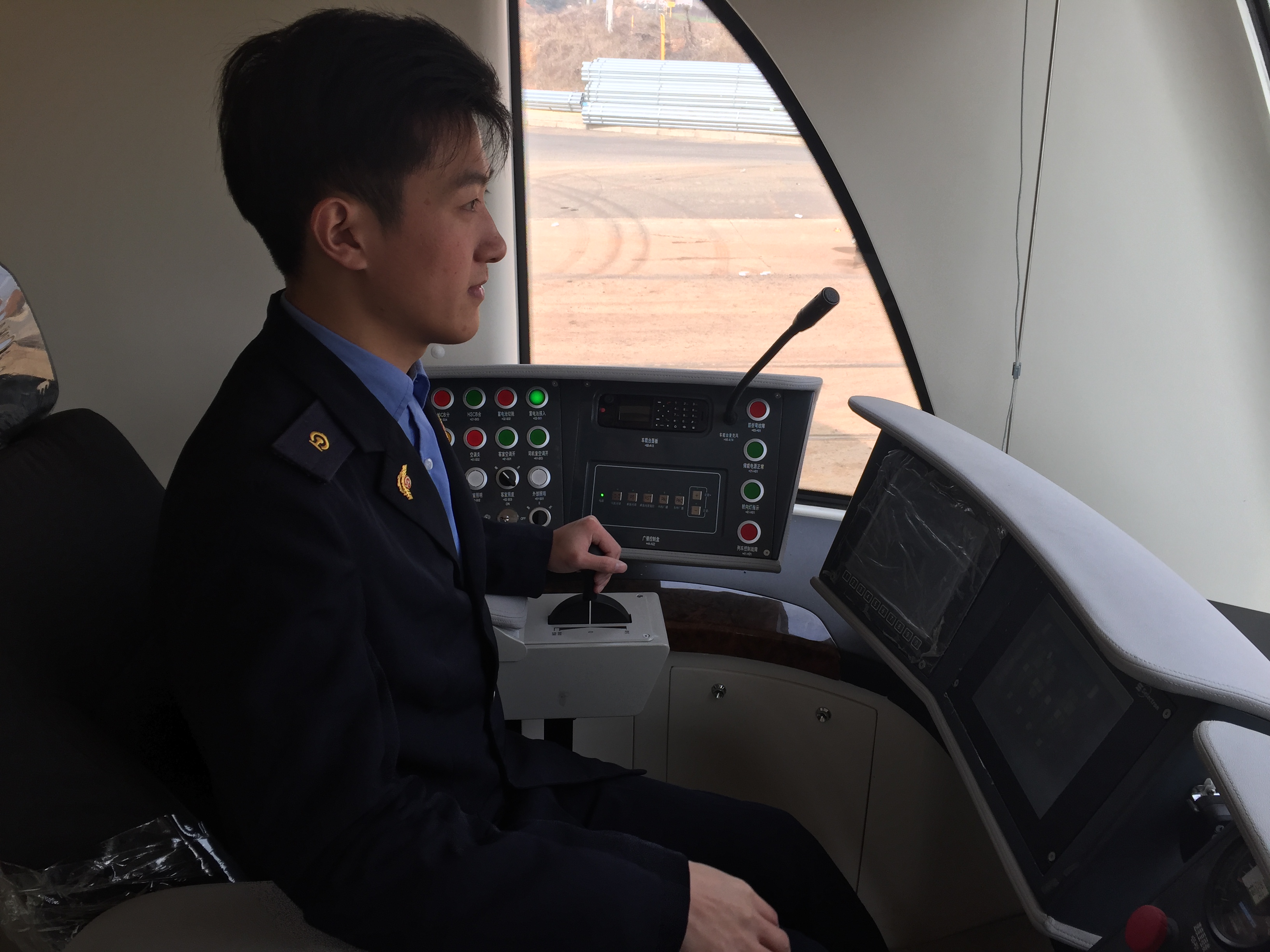 武汉公交首批有轨电车驾驶员培训出炉