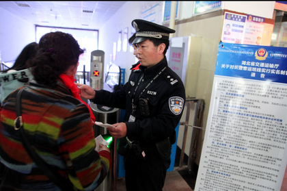 坐长途客车要实名 武汉警方设立13个临时办证
