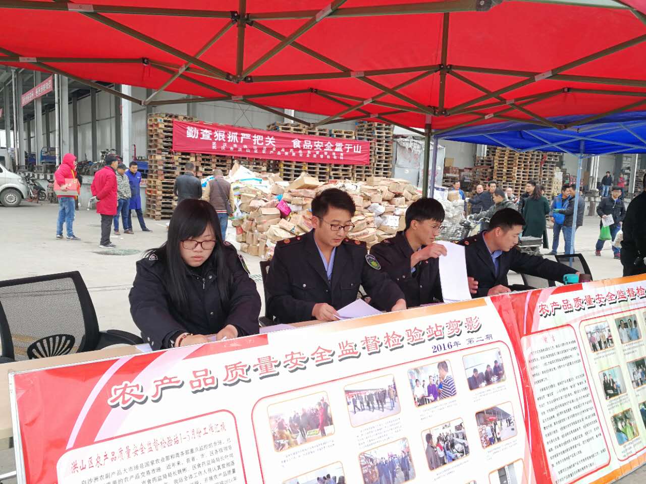 武汉集中销毁17吨问题食品 商户积极响应 共保