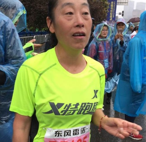 【汉马快报】49岁小学体育老师成半马女冠军