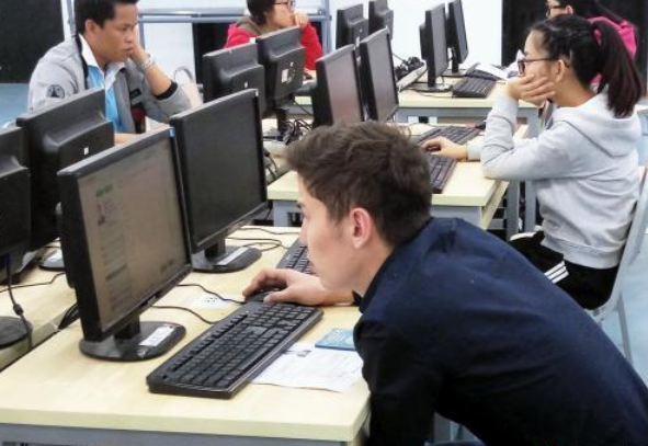 10国97名留学生在贵州参加中国汉语水平考试