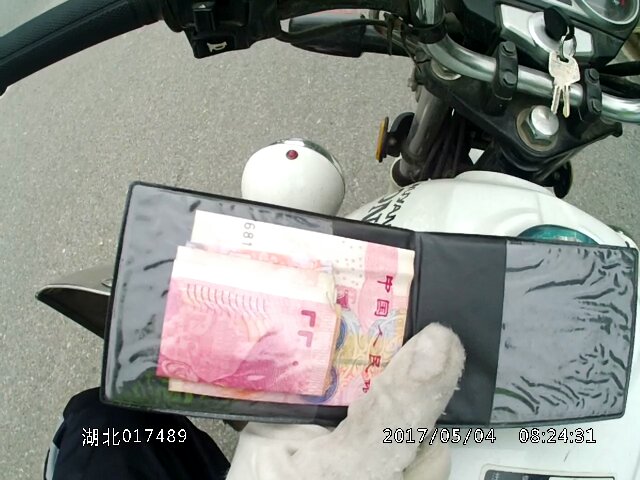 武汉:驾驶证中多次夹钱 只为逃避处罚