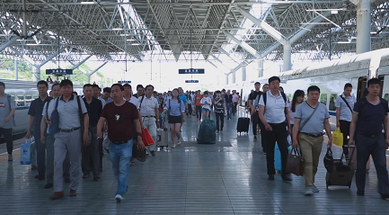 武铁宜昌车务段增加暑运运能方便民众出行