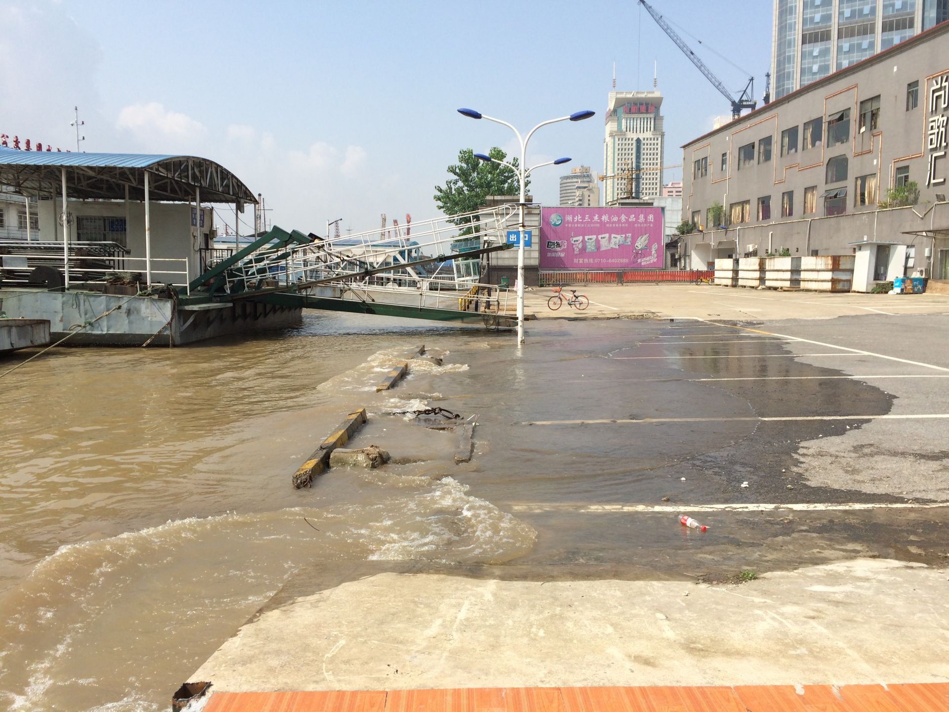 长江汉口站水位预计今天中午12时左右突破警