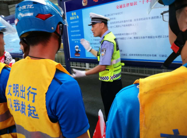 武汉 | 预防交通违法 外卖小哥接受交警专题教