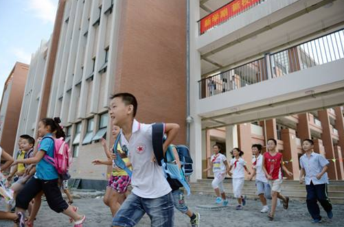 武汉教育局负责人:随迁子女入学要早办居住证