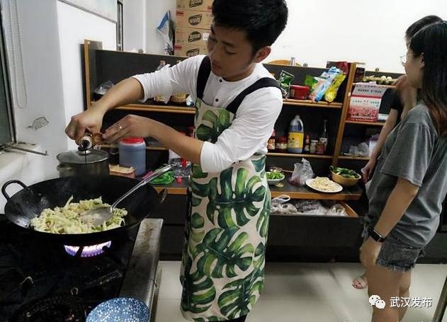 武汉高校共享厨房生意火爆 大学生创新推出各