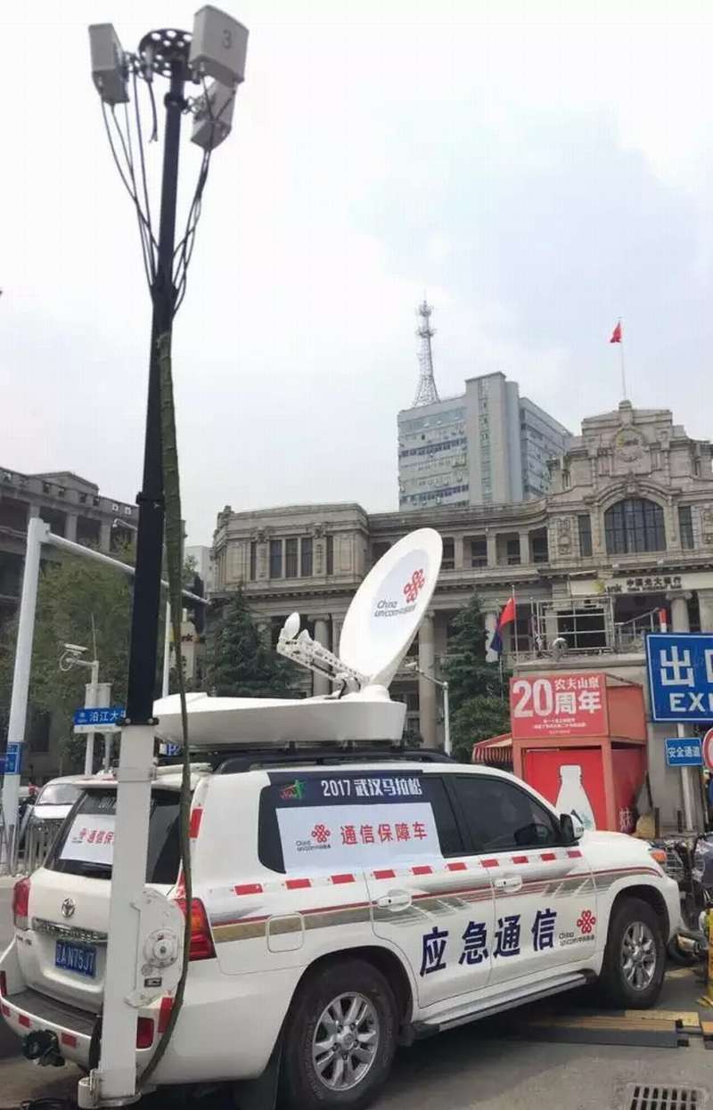 关键时刻显身手联通应急通讯车在武汉展示