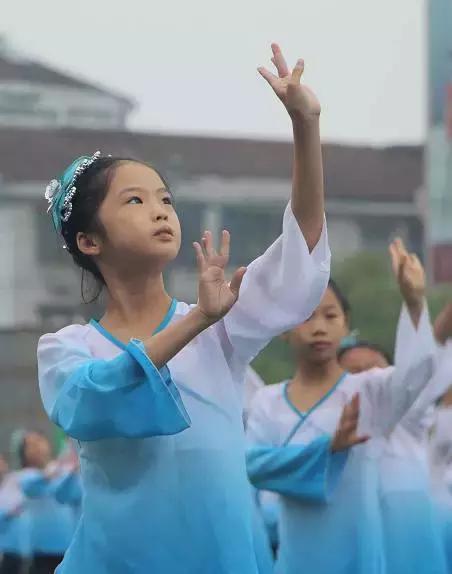 荆州市第十二届中小学生田径运动会在松滋开幕