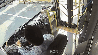 大反转!武汉公交司机一脚急刹车吓懵乘客 2秒