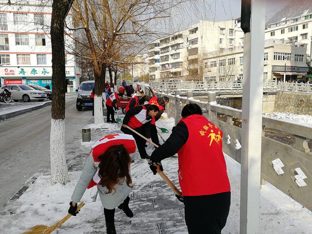 神农架林区红十字会开展除冰雪 保平安志愿服