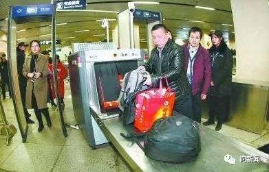 超万人进站 武汉地铁站增安检机应对返程大客流