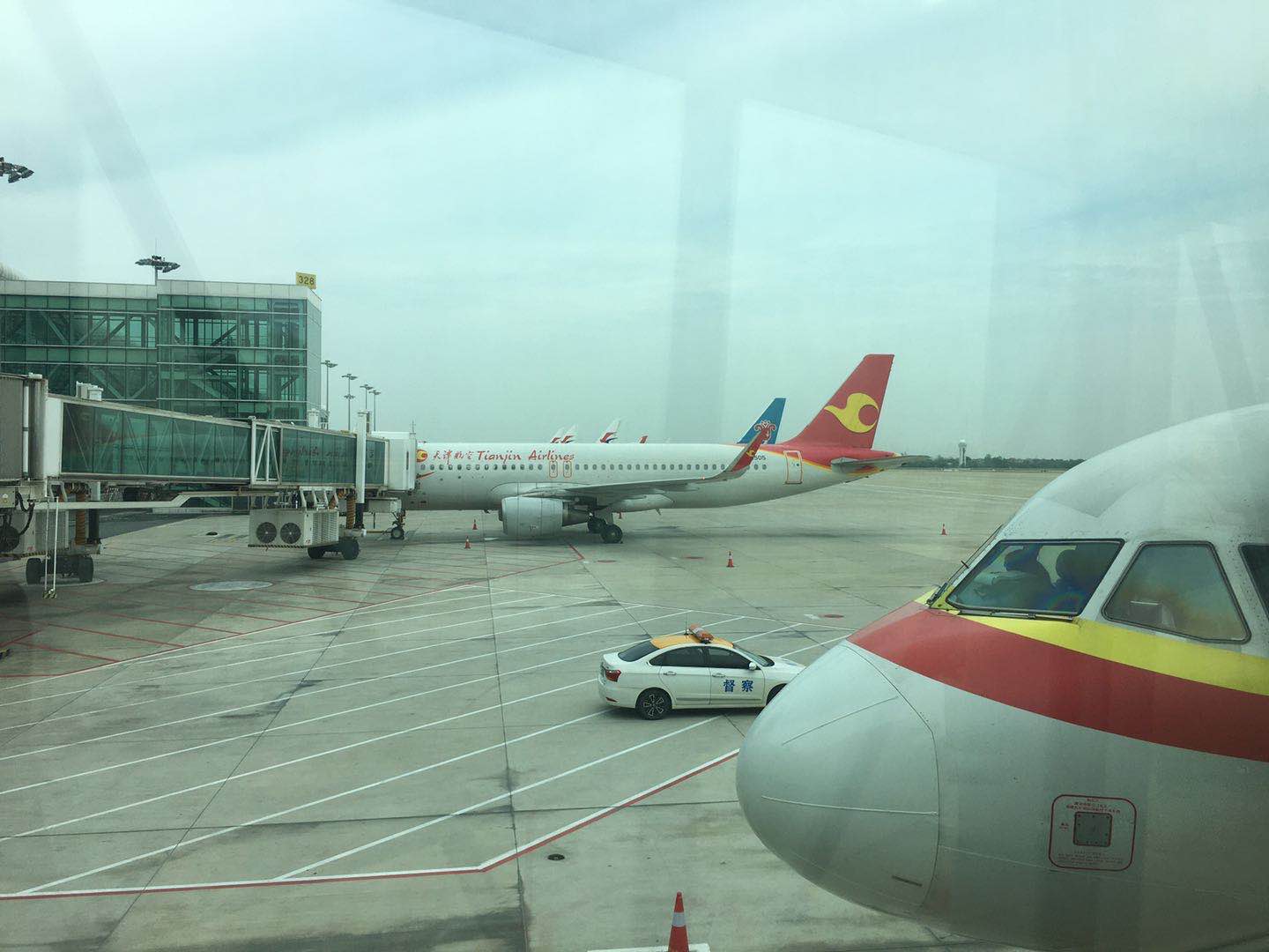 武汉天河机场:测温三次才可登机 乘客座位交叉安排