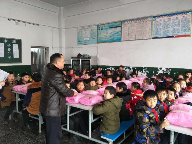 杭州爱心人士为巴东贫困生免费送去600个暖手