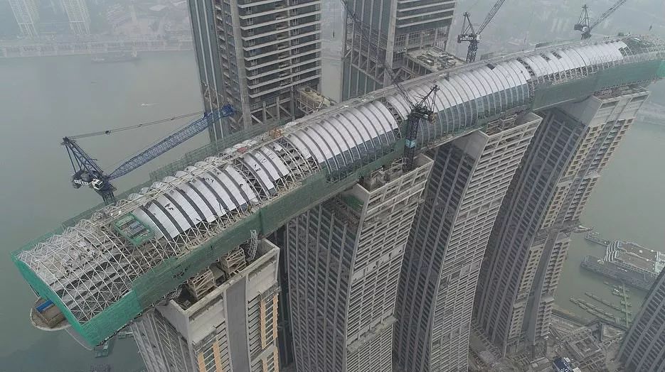 中国这座横着建的摩天大楼,把老外惊到了!