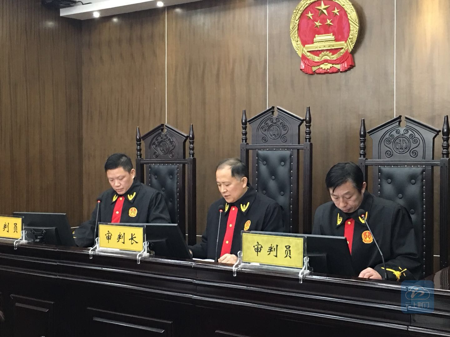 荆门:法院院长开庭审案 检察长出庭支持公诉