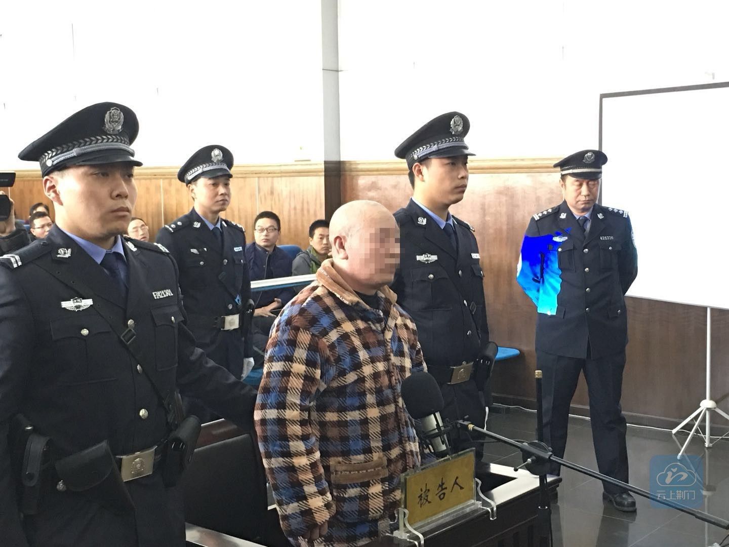 荆门:法院院长开庭审案 检察长出庭支持公诉