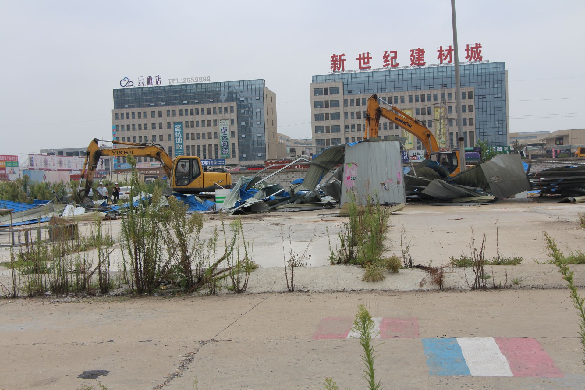 襄阳丨襄州城管助力拆除新世纪建材市场超期钢