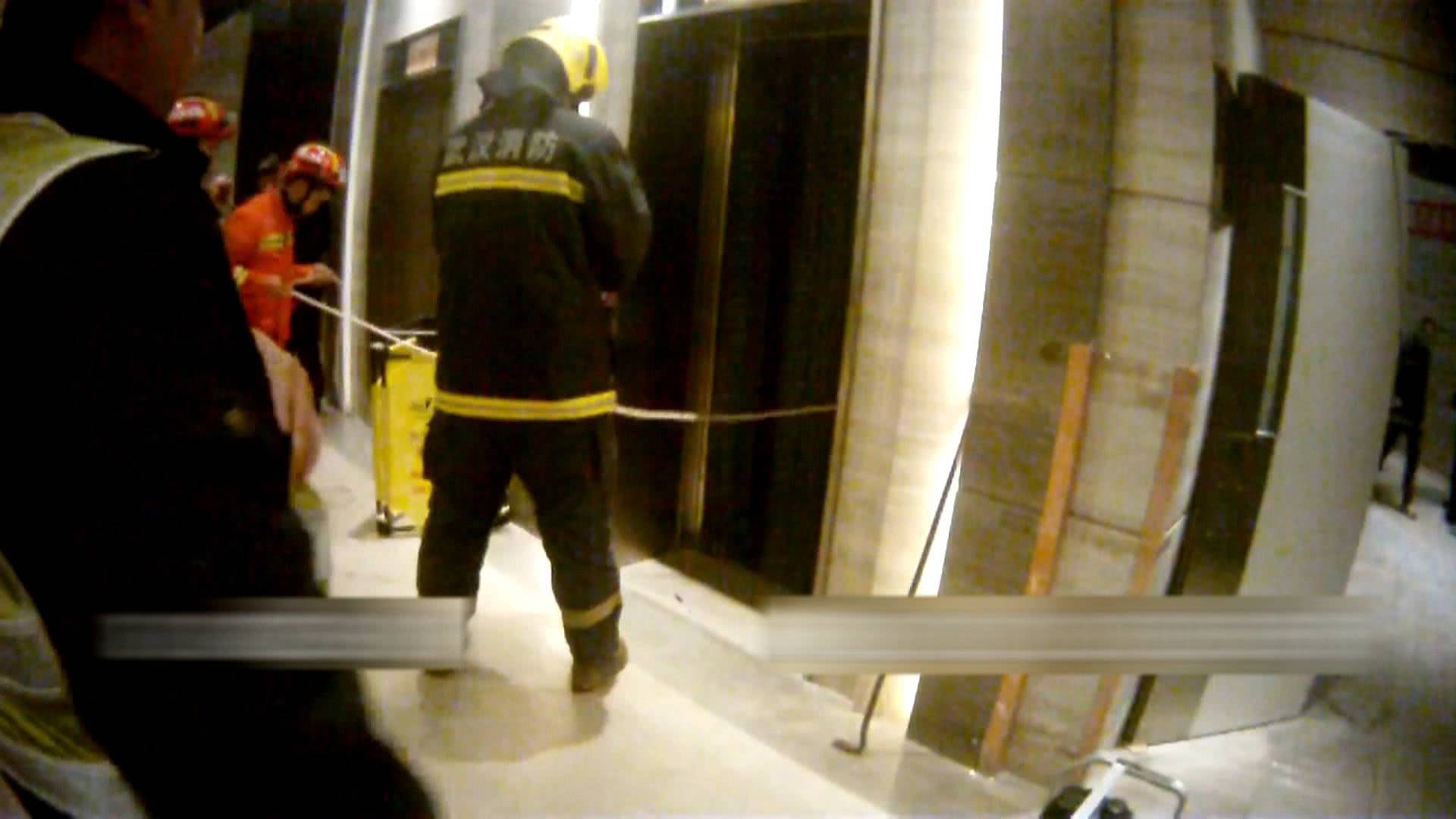 BOB:酒店旧电梯拆除突发坠落事故致4名工人2死2伤