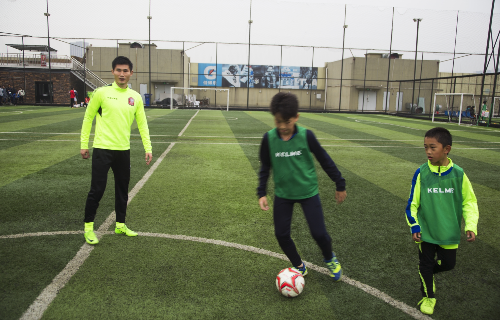 武汉籍现役球员齐聚一堂 助力青少年足球发展
