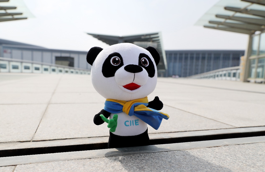 首届中国国际进口博览会吉祥物“进宝”（9月30日摄）
